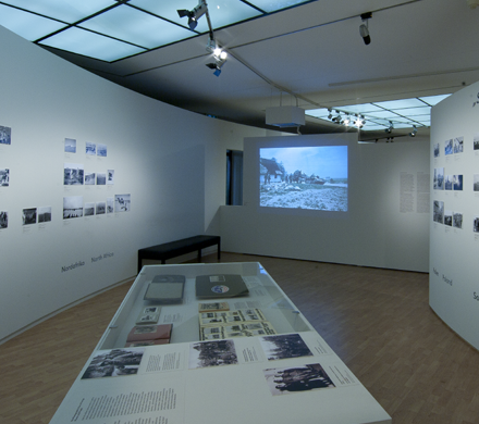 Blick in die Ausstellung "Fremde im Visier", Historisches Museum Frankfurt. Foto: Horst Ziegenfusz Blick in die Ausstellung "Fremde im Visier", Historisches Museum Frankfurt. Foto: Horst Ziegenfusz